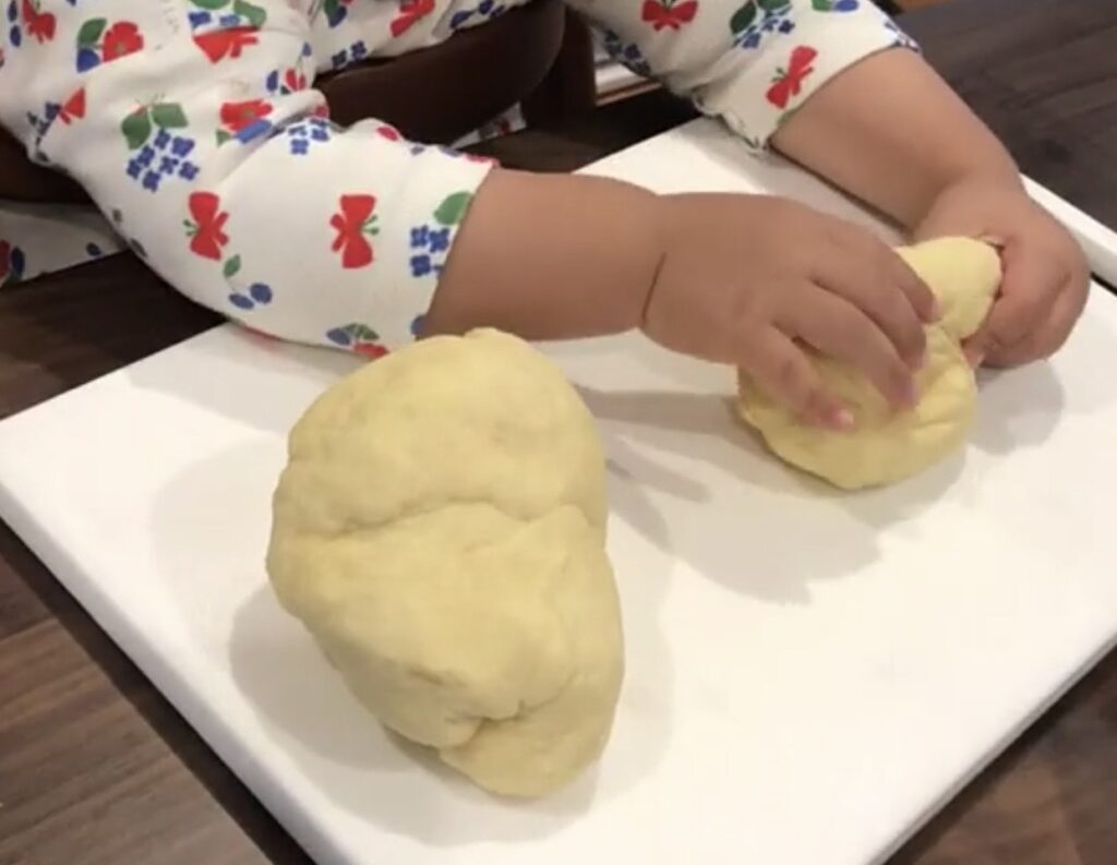 パン生地をこねる