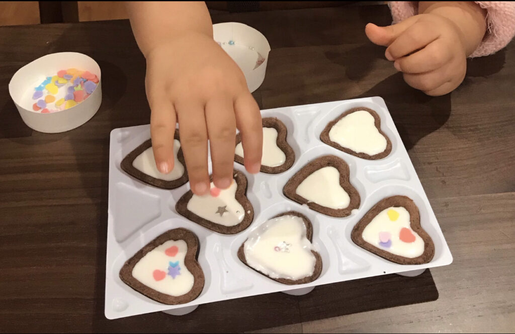 おかしに飾りつけする